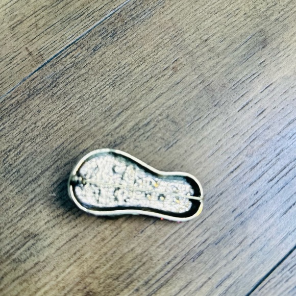 Heidi Daus “Summer Sandal” Pin - Picture 4 of 4